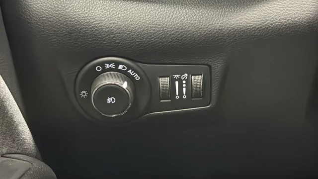 Used 2023 Crystal Metallic Jeep Latitude image 30