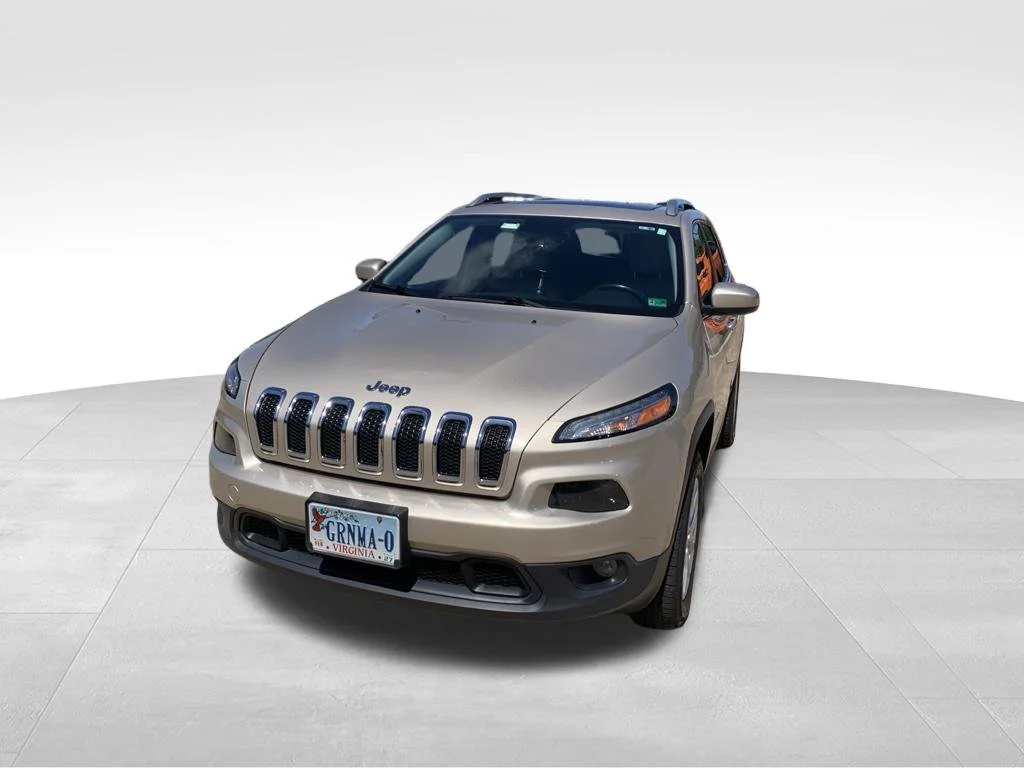 Used 2015 Beige Jeep Latitude image 4