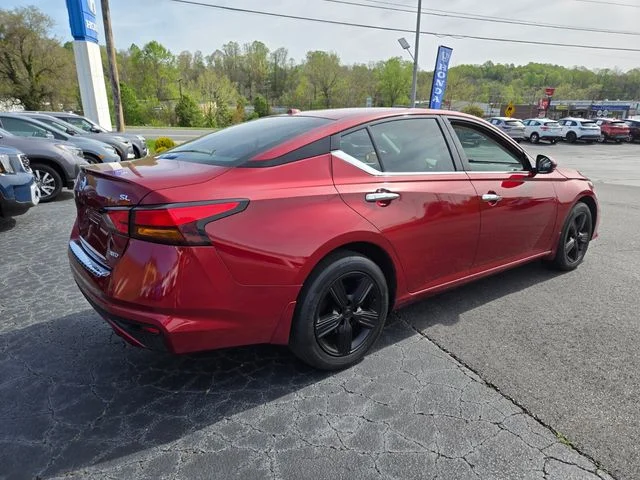 Used 2022 Red Nissan 2.5 SL image 8