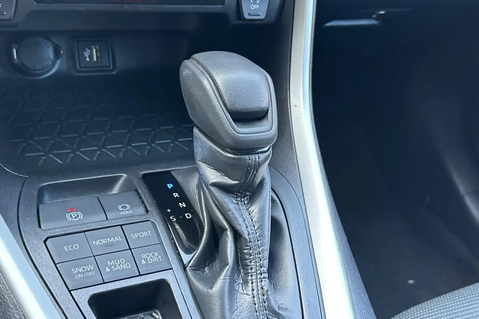Certified Used 2025 Ice Toyota LE image 21