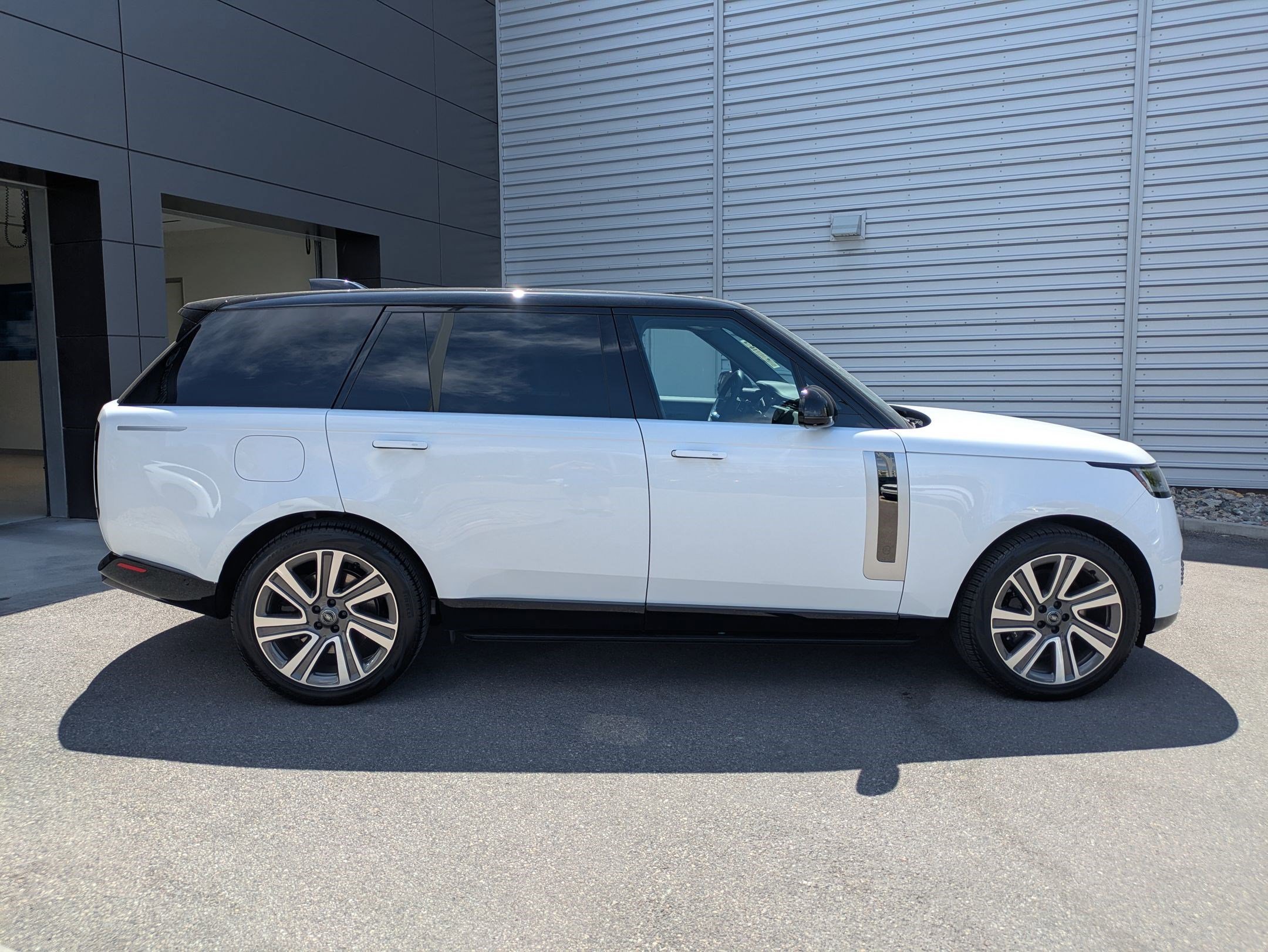 New 2025 Ostuni Pearl White Land Rover SV image 4