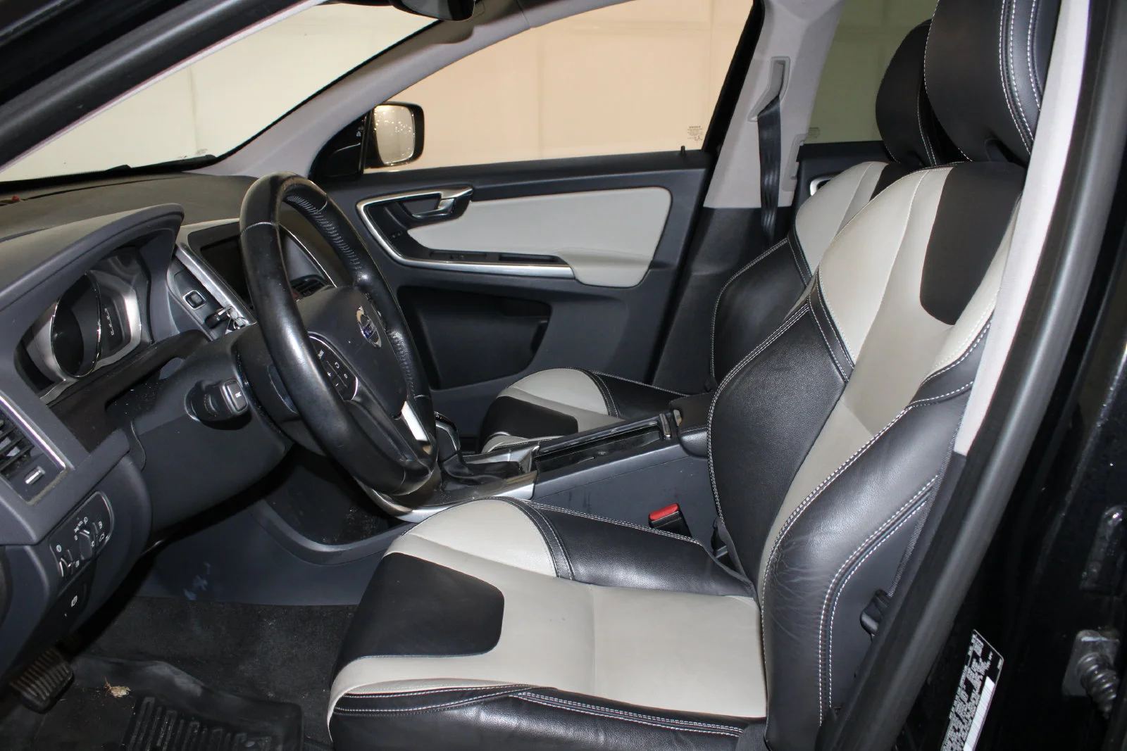 Used 2017 Black Volvo T5 Dynamic image 7