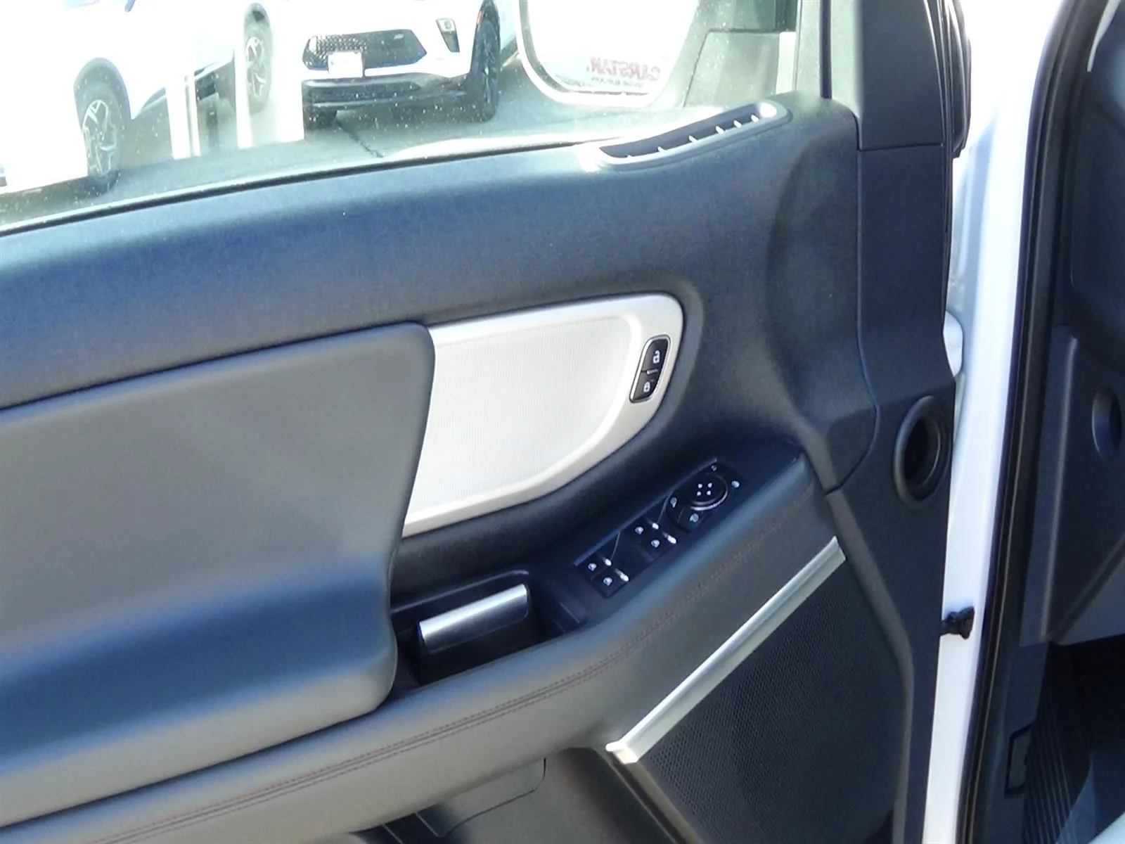 Used 2025 Oxford White (yz) Ford Active image 17