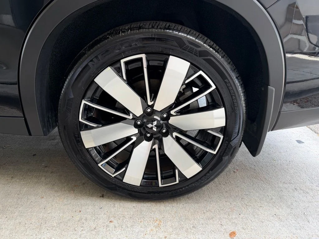 Used 2025 Black Mitsubishi SE image 16