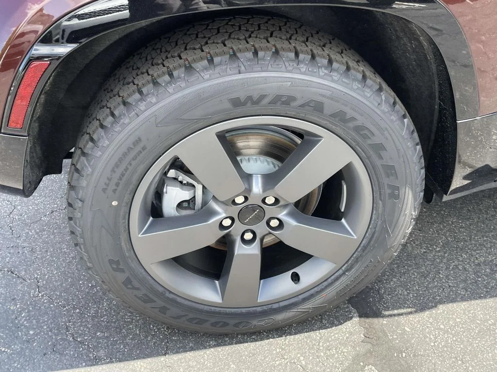 New 2026 Sedona Red Land Rover X-Dynamic SE image 10