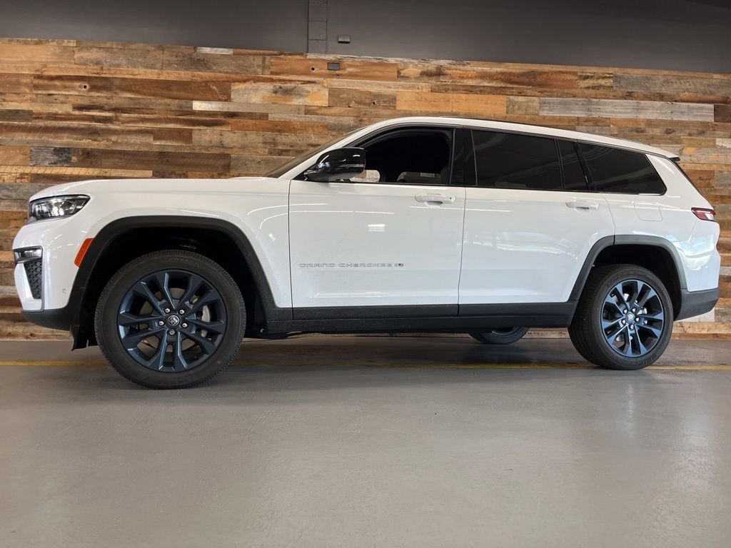 New 2026 Bright White Clear-Coat Exterior Paint Jeep Limited image 49