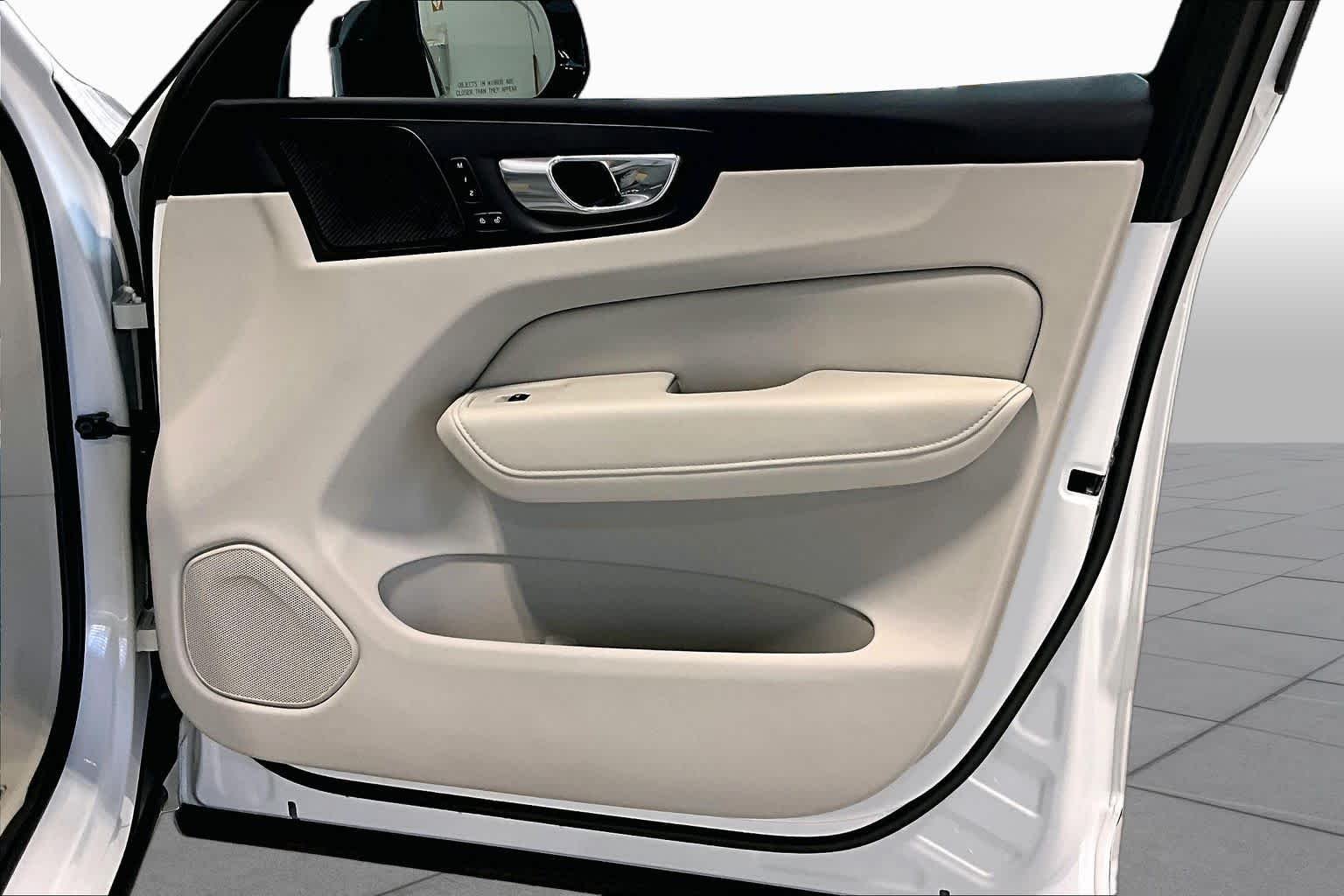 Used 2023 Crystal White Metallic Volvo Ultimate Dark Theme image 22