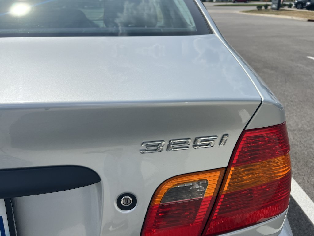 Used 2003 Alpine White BMW 325i image 16