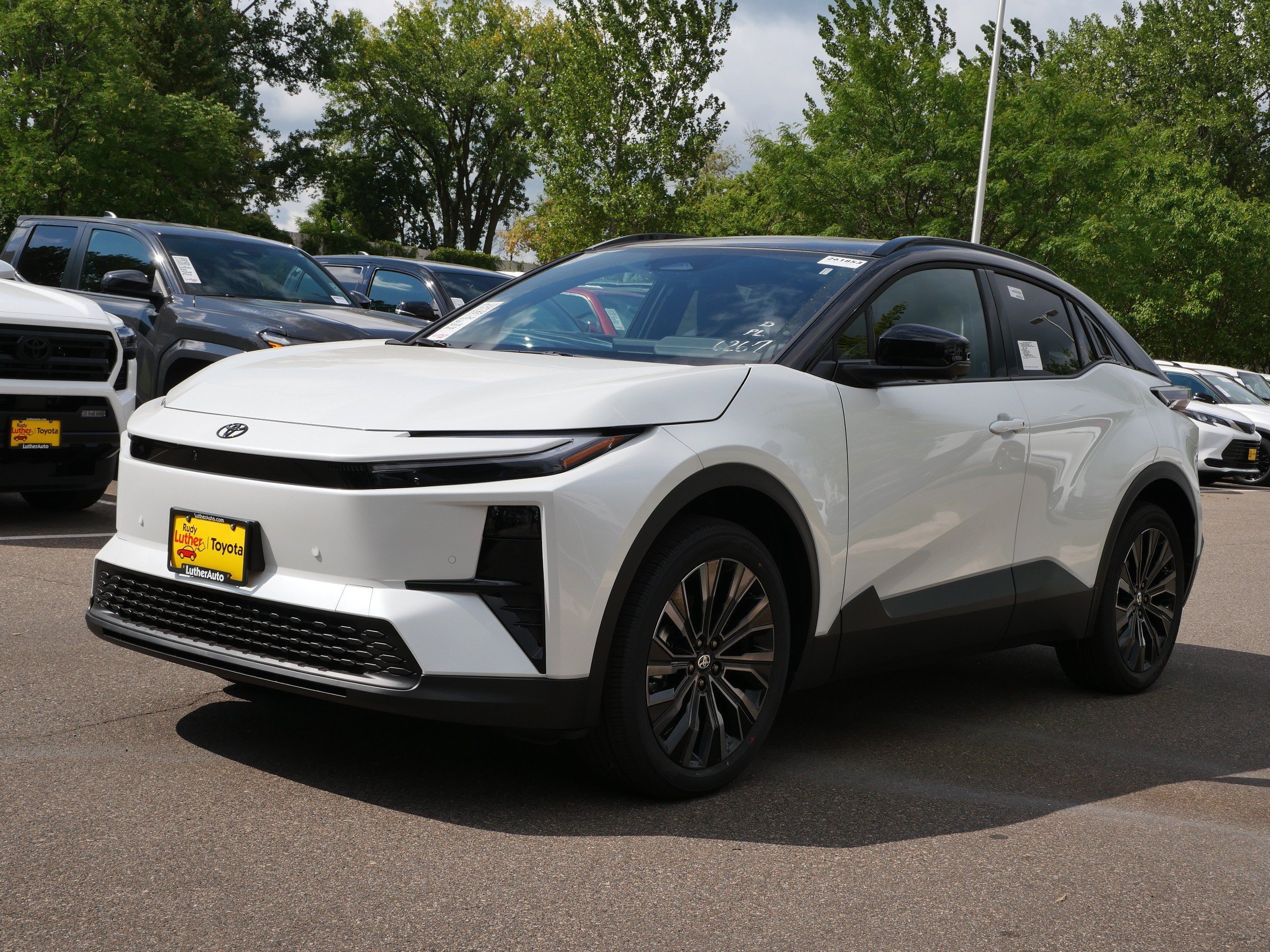New 2026 Wind Chill Pearl with Midnight Black Metallic roof <sup>1</sup> Toyota  XSE image 4