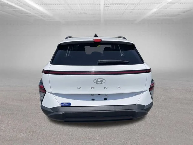 Used 2025 White Hyundai SEL image 6