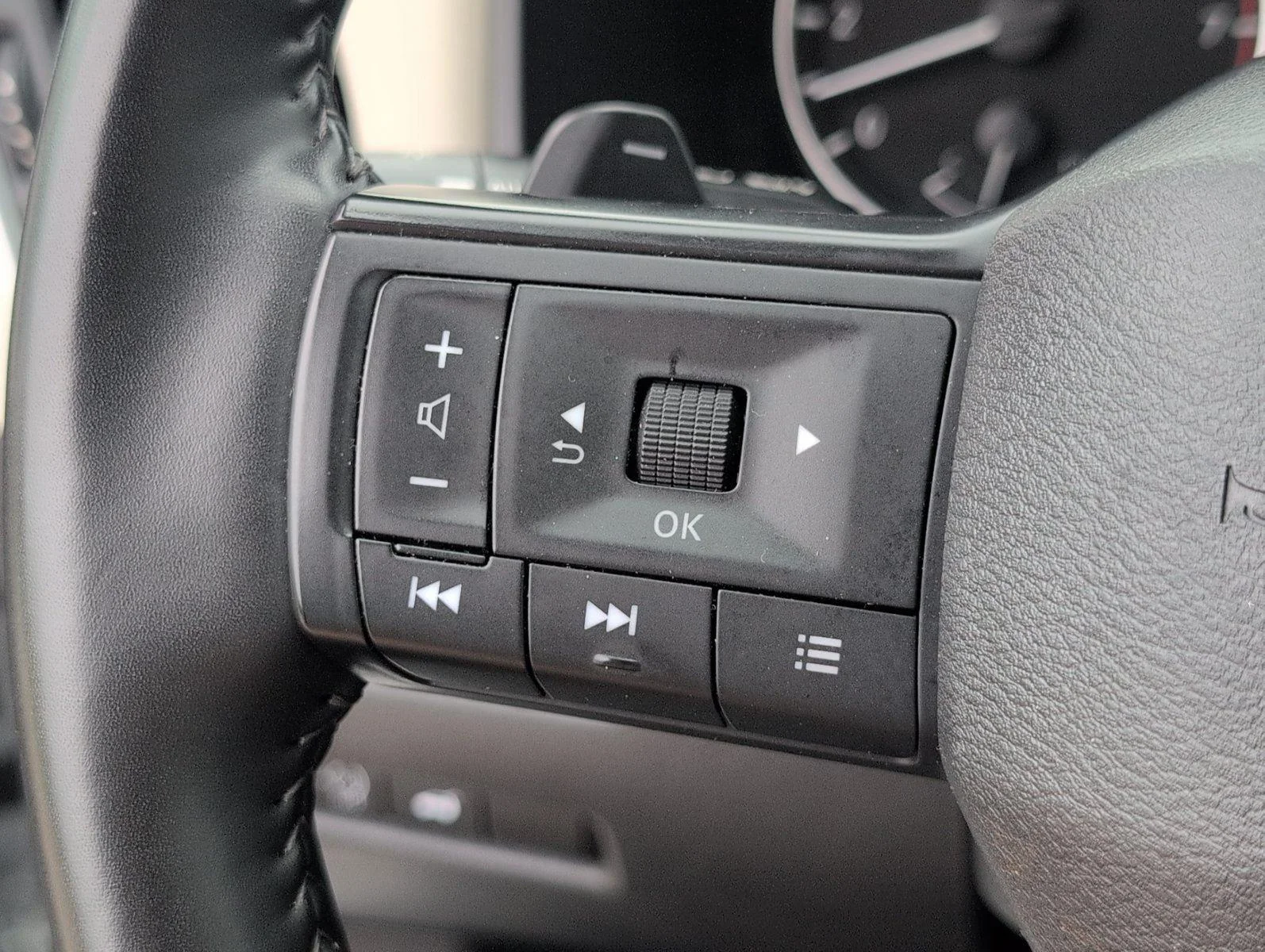 Used 2025 Everest White Pearl Nissan SV image 29