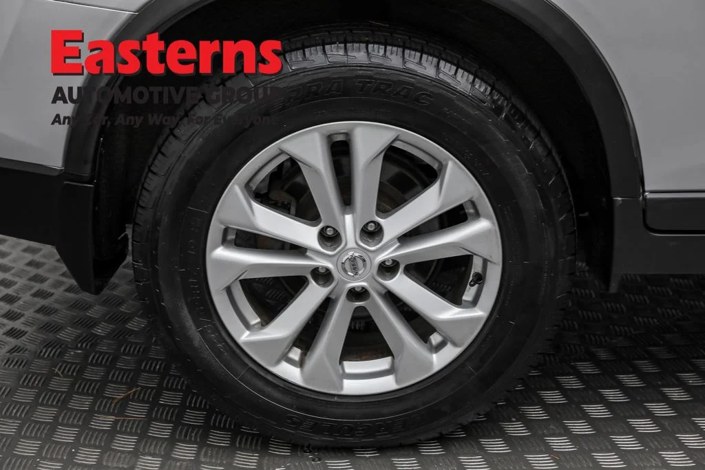 Used 2016 Silver Nissan SV image 28