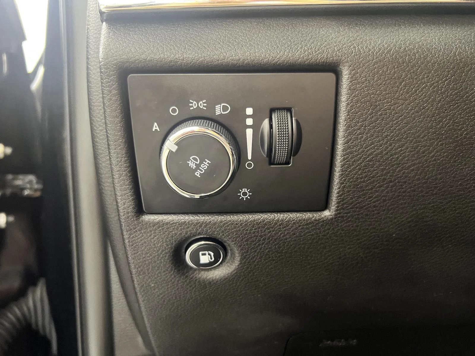 Used 2018 Diamond Black Crystal Pearlcoat Jeep Limited image 16