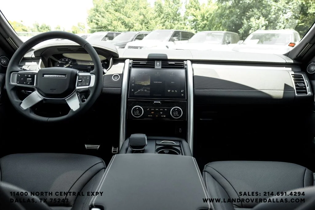New 2026 Santorini Black Metallic Land Rover Dynamic SE image 13