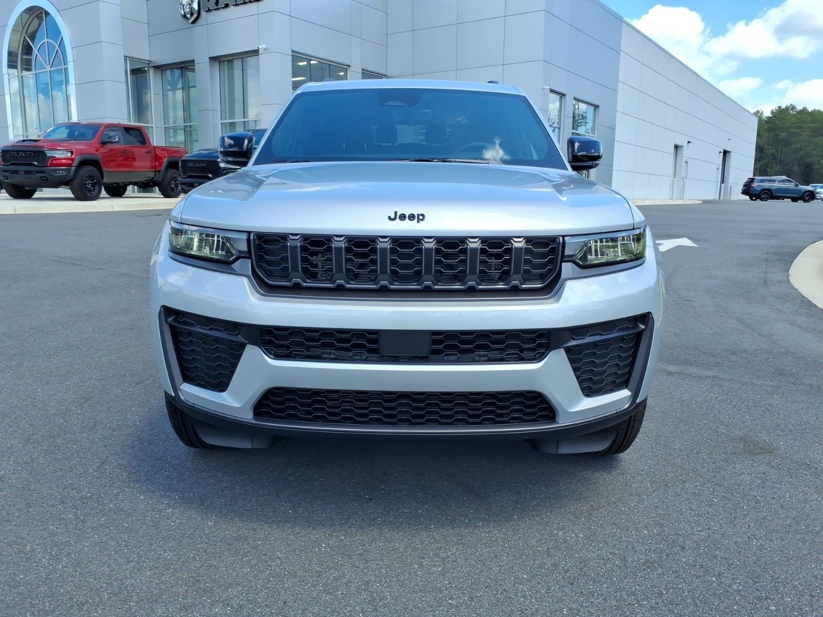 New 2026 Silver Zynith Exterior Paint Jeep Laredo Altitude image 13