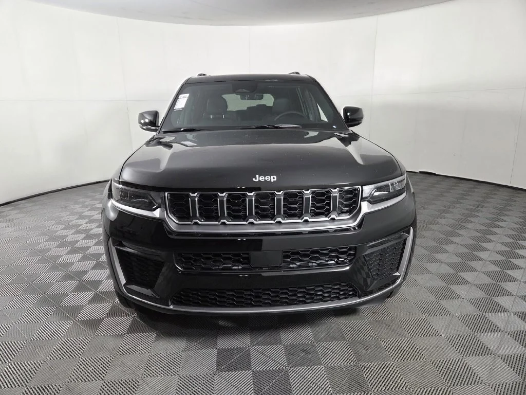 New 2026 Diamond Black Crystal Pearl-Coat Exterior Paint Jeep Limited image 3