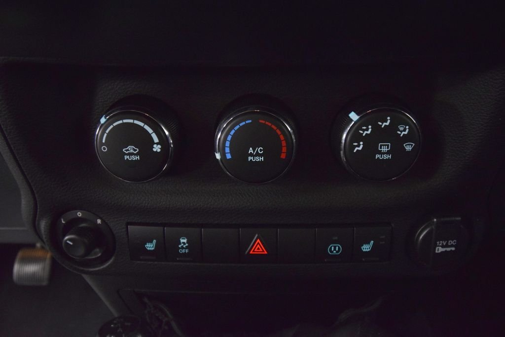 Used 2013 Black Jeep Sahara image 25