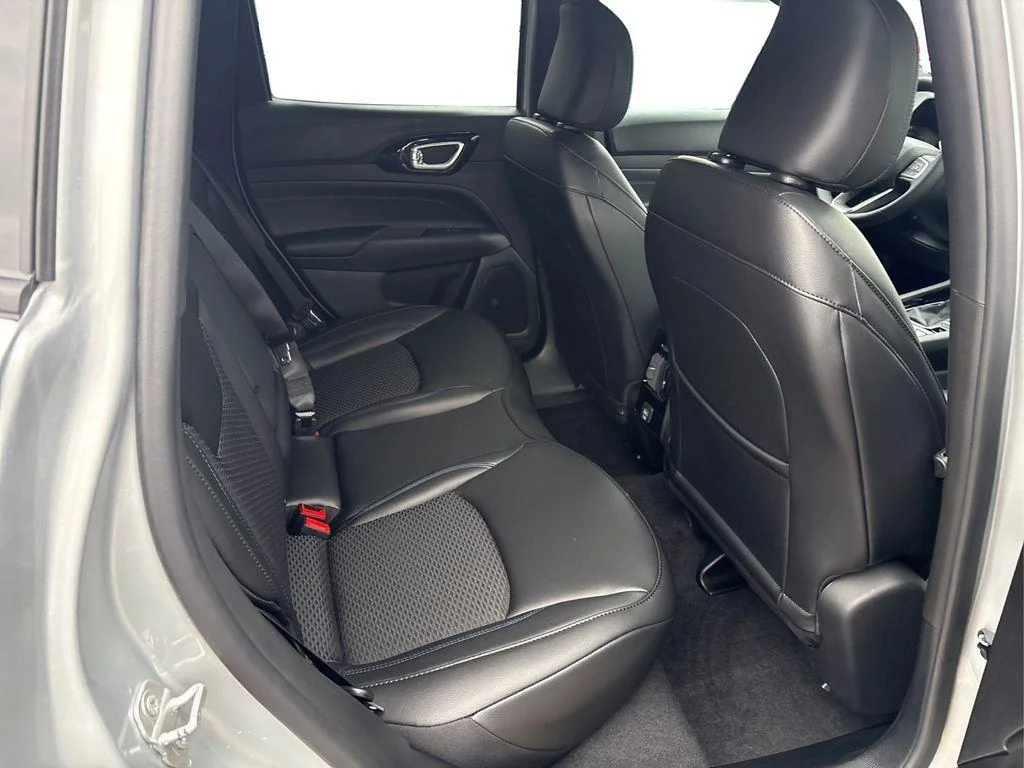 New 2026 Silver Zynith Metallic Clearcoat Jeep Latitude Altitude image 20
