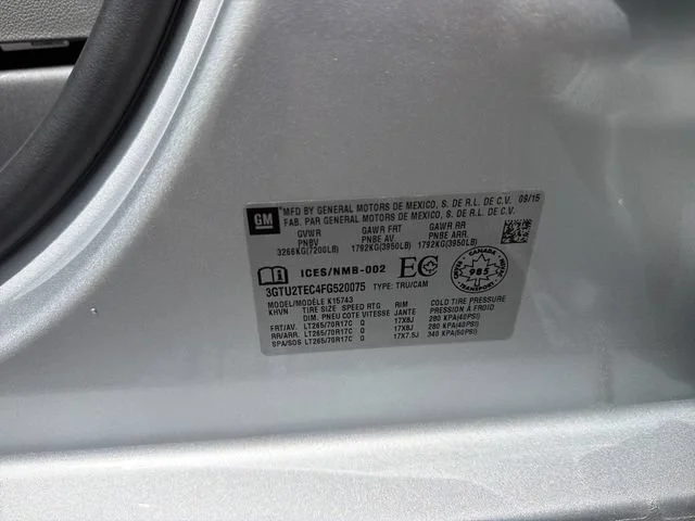 Used 2015 Silver GMC  image 17