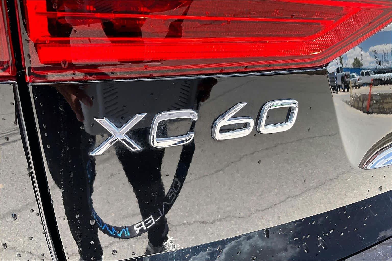 Used 2024 Onyx Black Metallic Volvo Core Dark Theme image 31