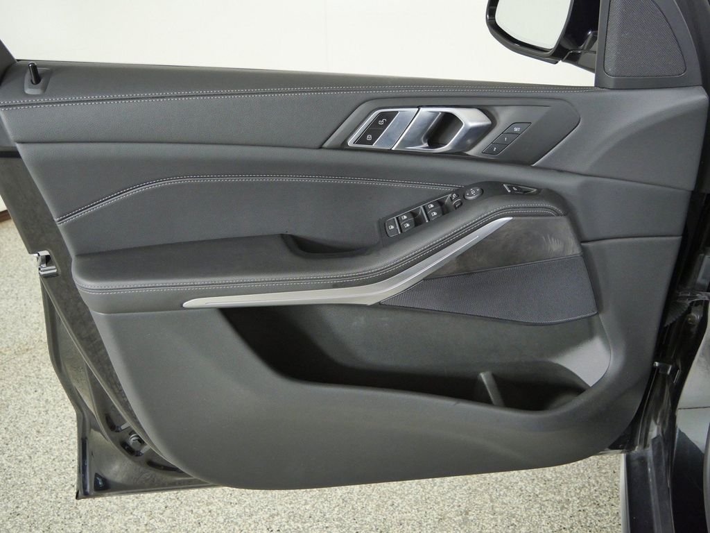 Used 2022 Black Sapphire Metallic BMW xDrive40i image 34