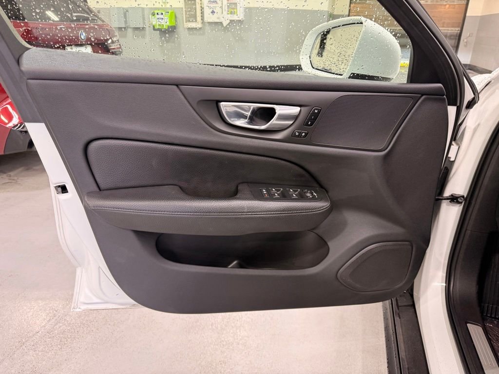 Used 2022 White Volvo  image 10