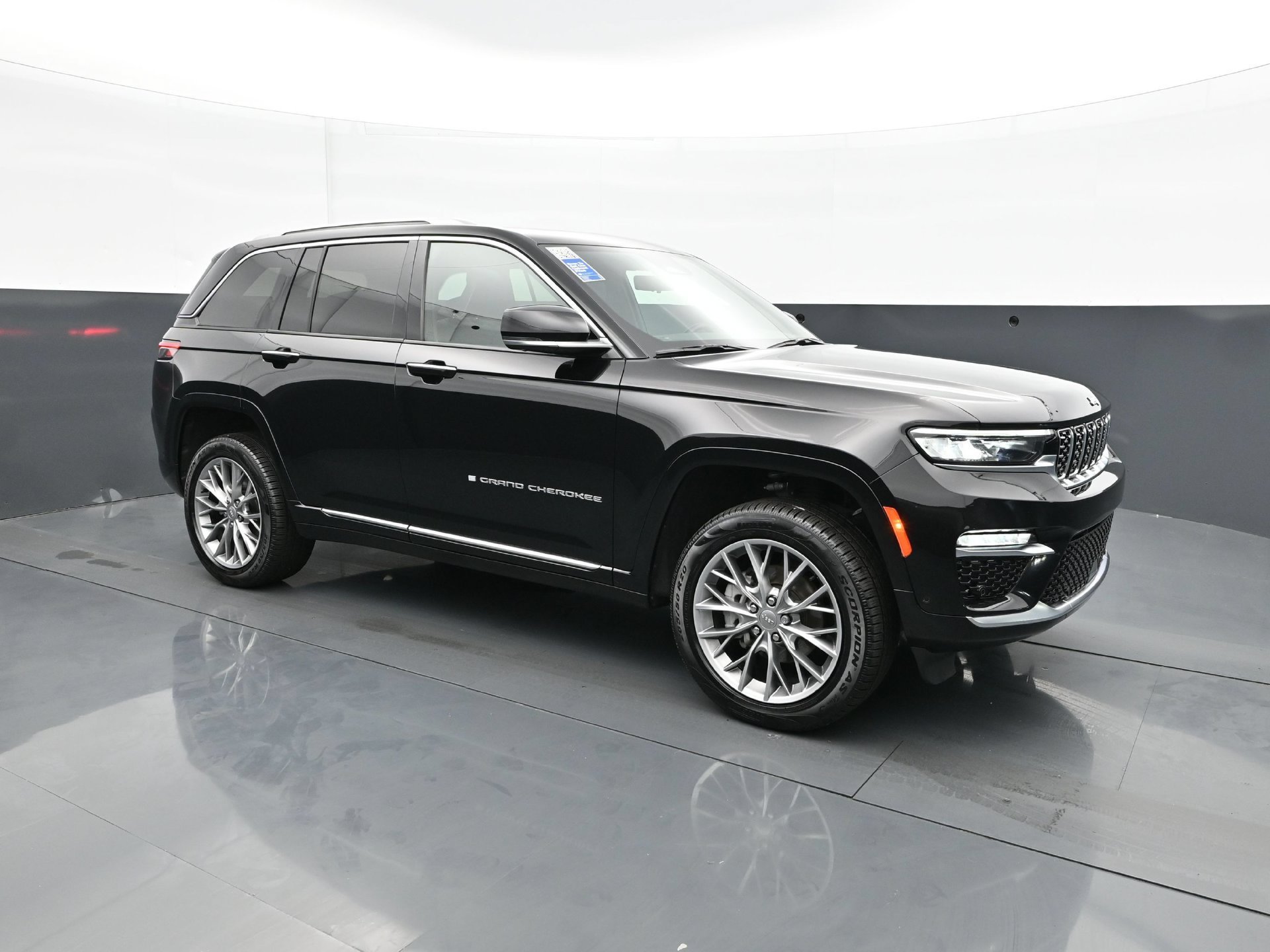 Used 2023 Diamond Black Crystal Pearlcoat Jeep Summit image 9