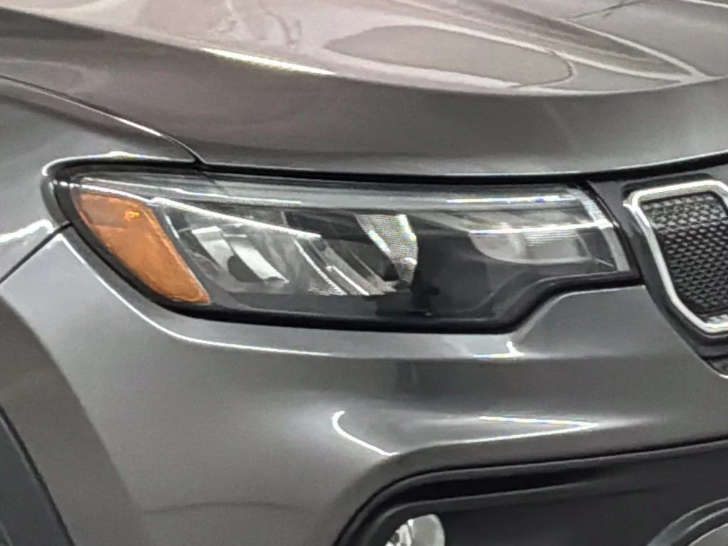 Used 2022 Crystal Metallic Jeep Latitude image 30