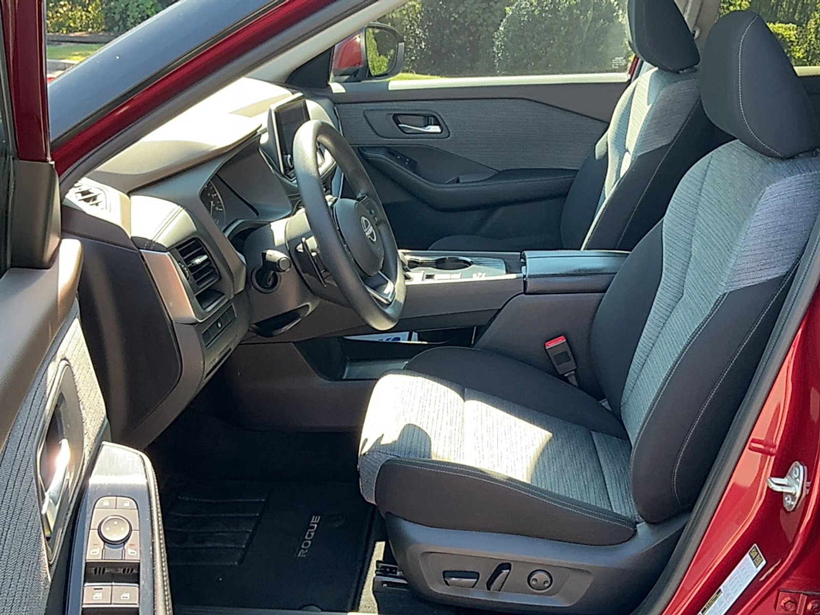 Used 2023  Nissan SV FWD image 13