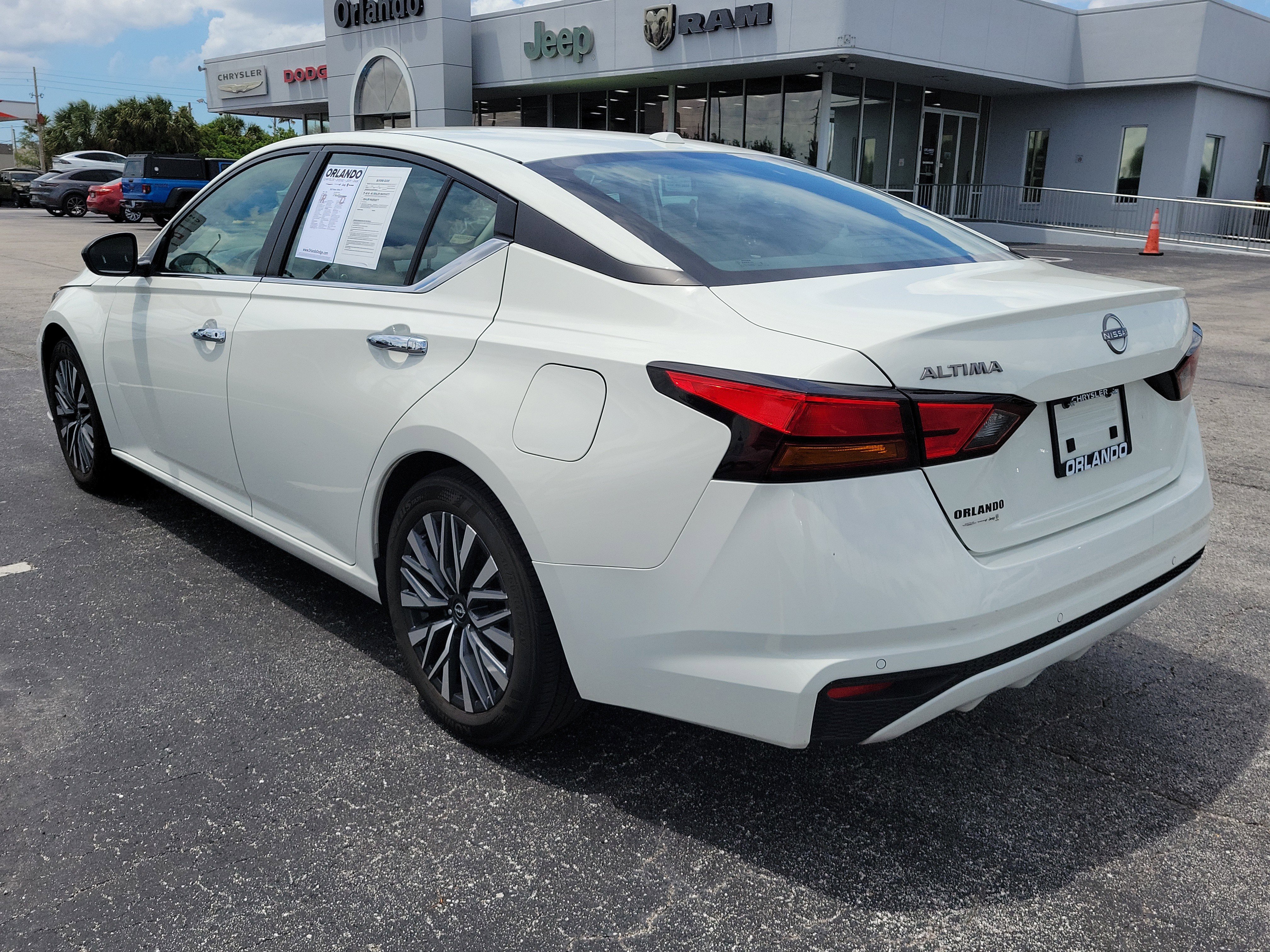 Used 2025 Glacier White Nissan SV image 4