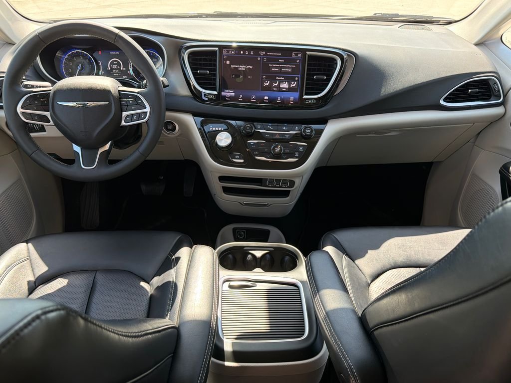 Used 2024 Silver Chrysler Touring L image 12