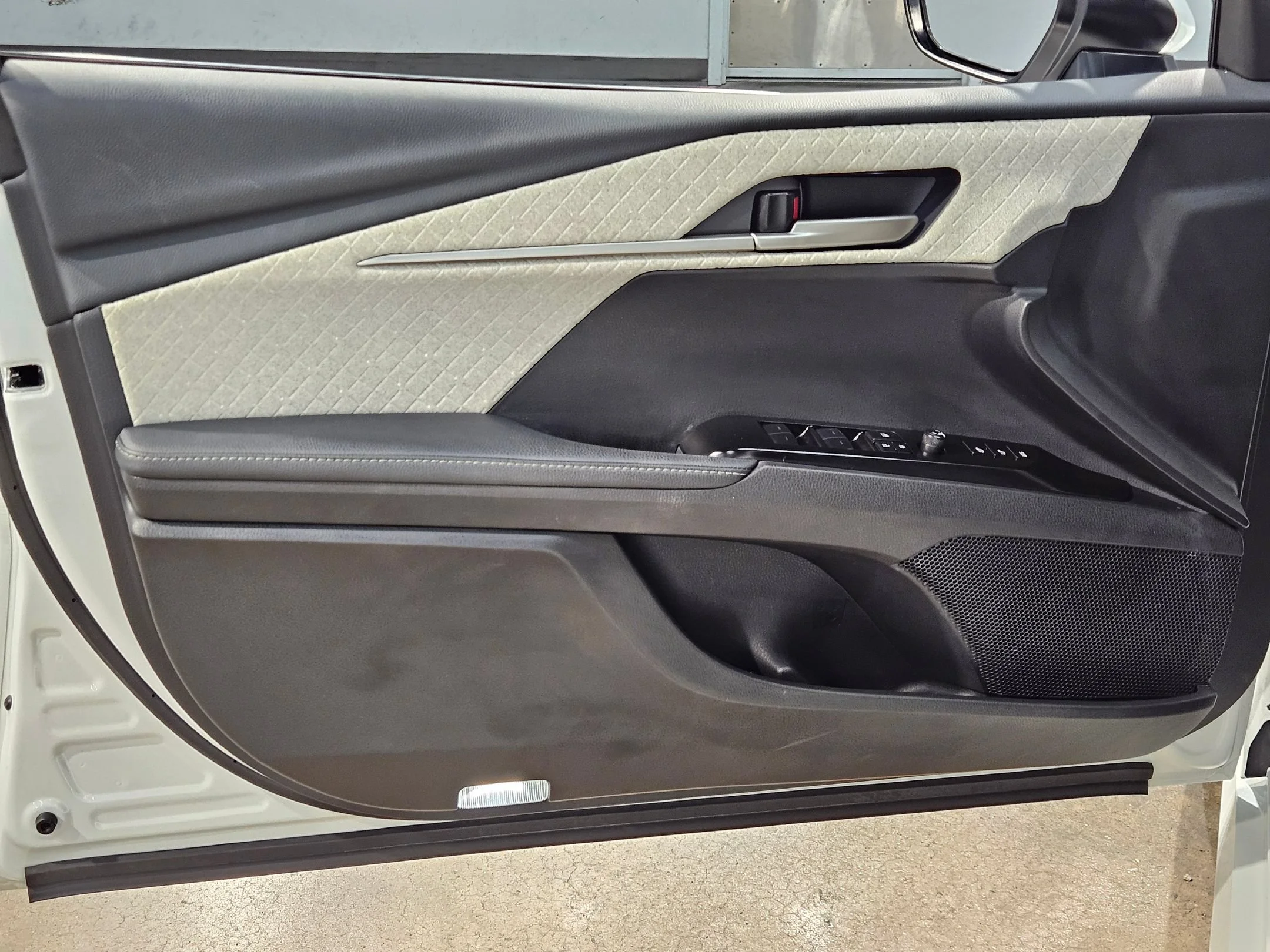 Certified Used 2025 Wind Chill Pearl Toyota XLE image 20