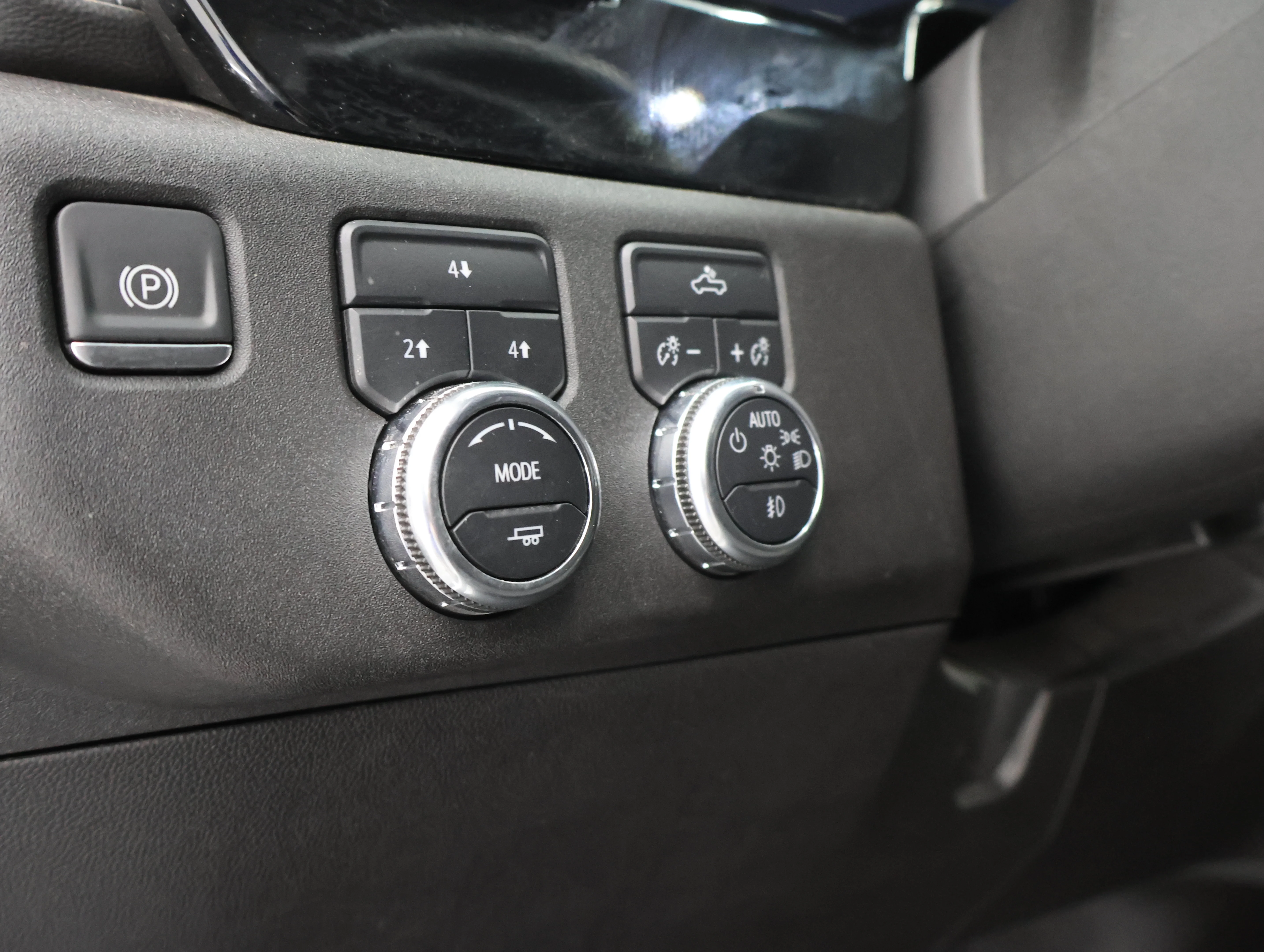 Used 2025 Summit White GMC SLE image 43