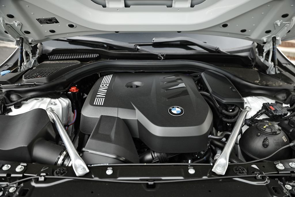 New 2027 Mineral White Metallic BMW 530i xDrive image 32