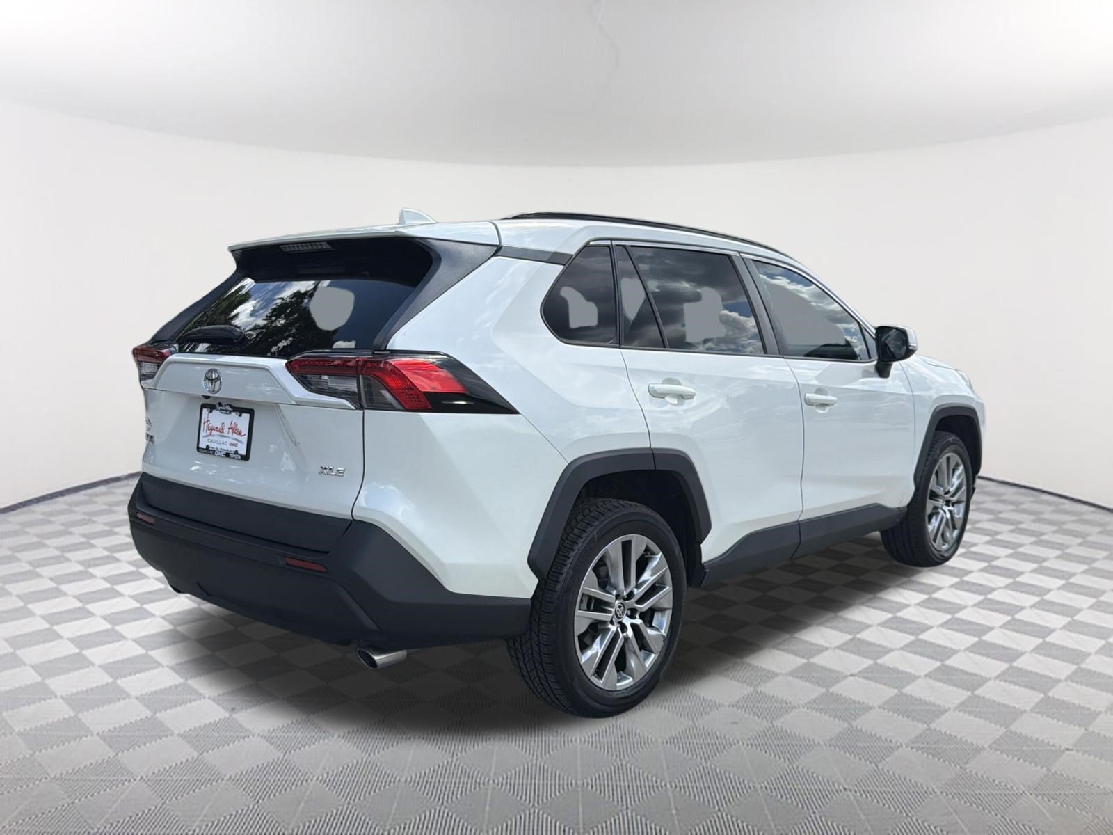 Used 2021 Blizzard Pearl Toyota XLE Premium image 6