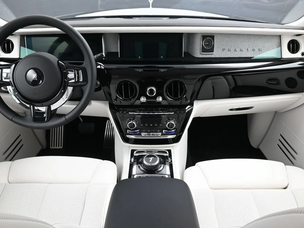 Used 2025 Black Rolls-Royce  image 4