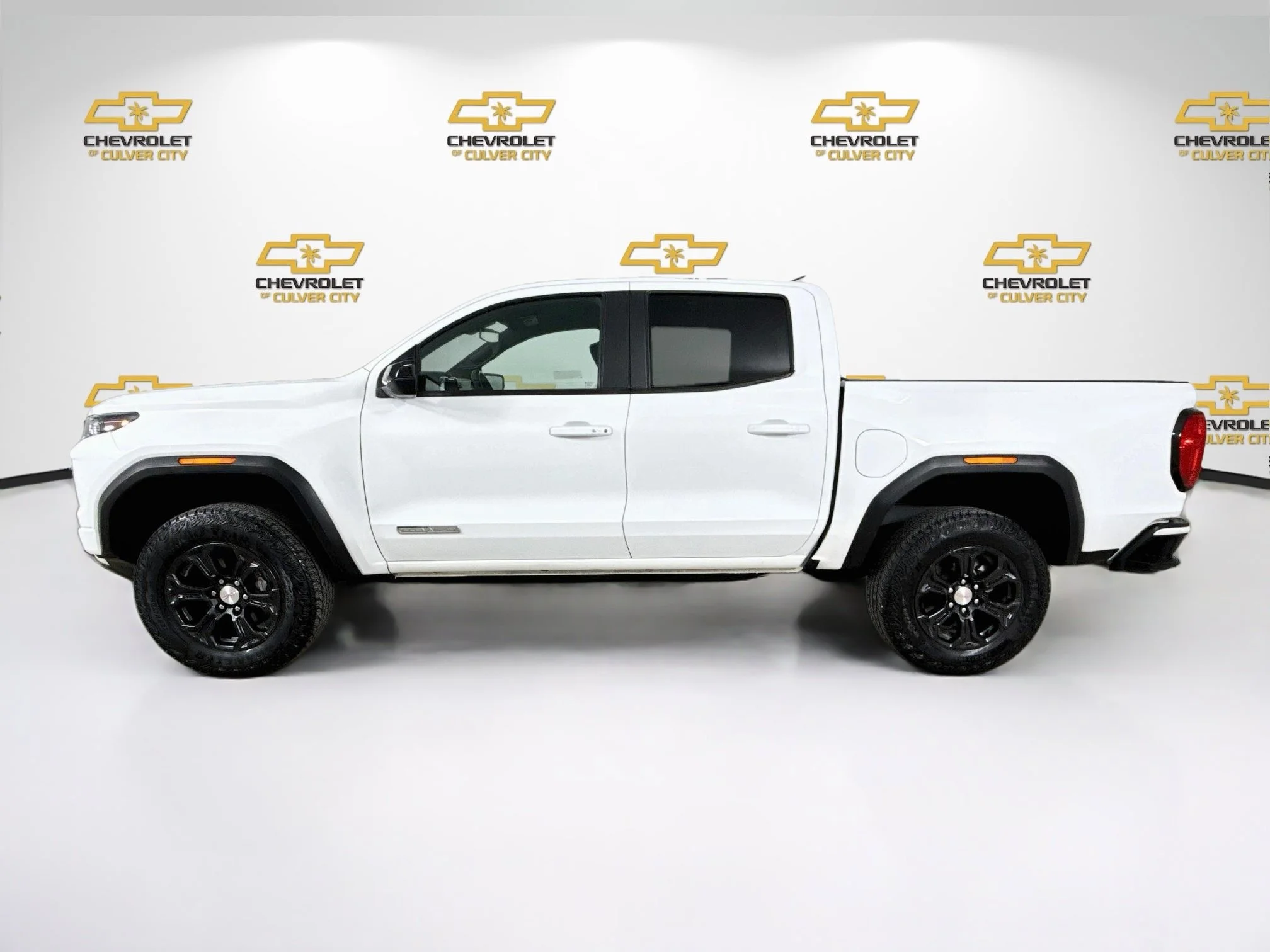 Used 2024 Summit White GMC Elevation image 5