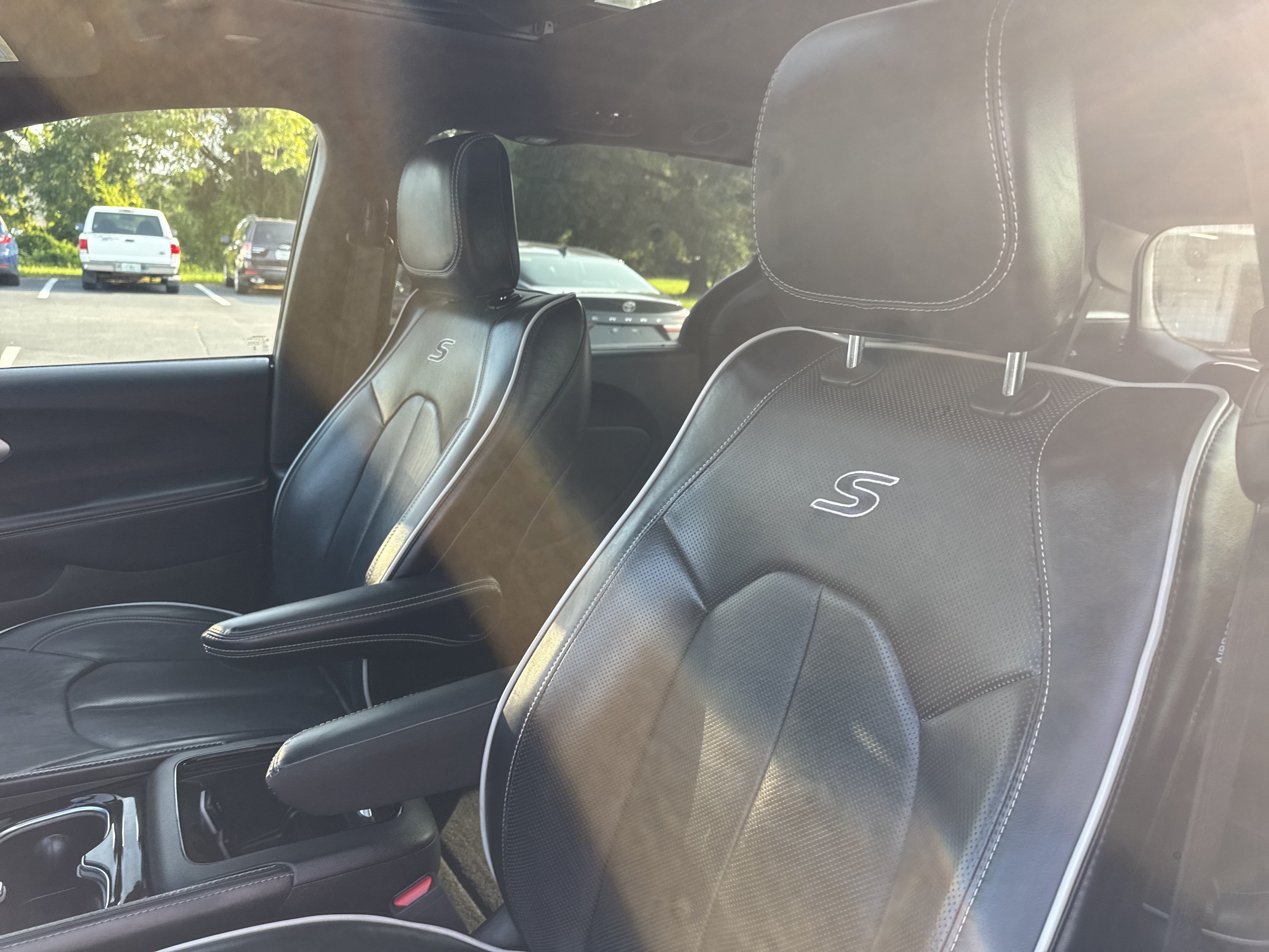 Used 2025 Diamond Black Crystal Pearlcoat Chrysler Limited image 14