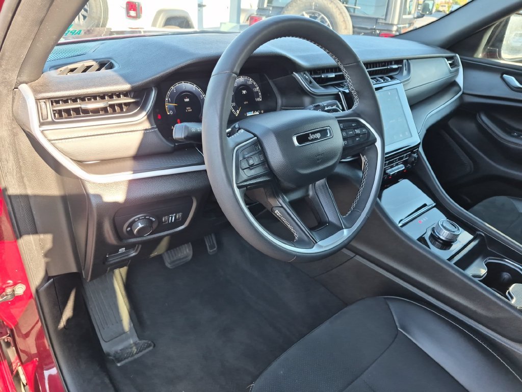 Used 2025 Red Jeep Altitude image 13