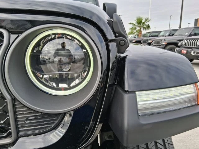 New 2026 Black Clear-Coat Exterior Paint Jeep Sahara image 8