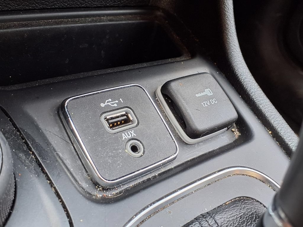 Used 2020 Black Jeep Latitude Lux 4x4 image 21