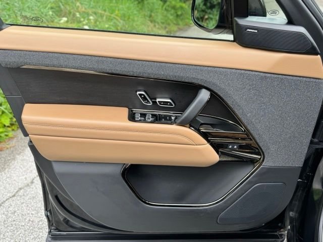 Used 2025 Santorini Black Metallic Land Rover SE image 8