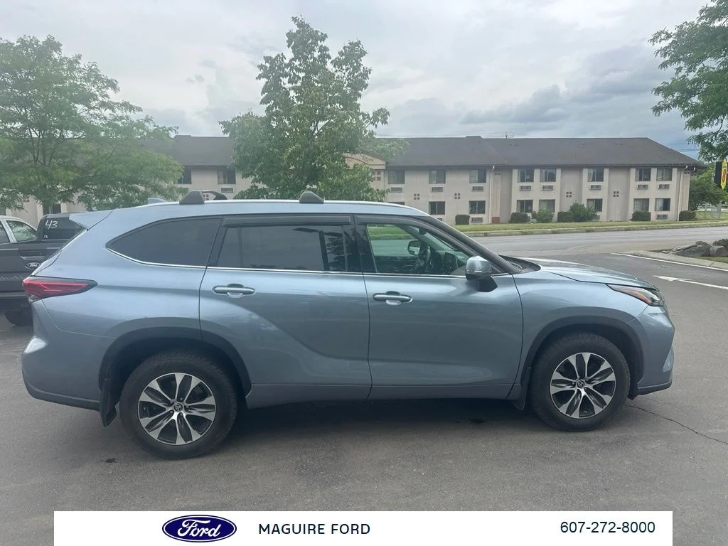 Used 2022 Blue Toyota XLE image 3