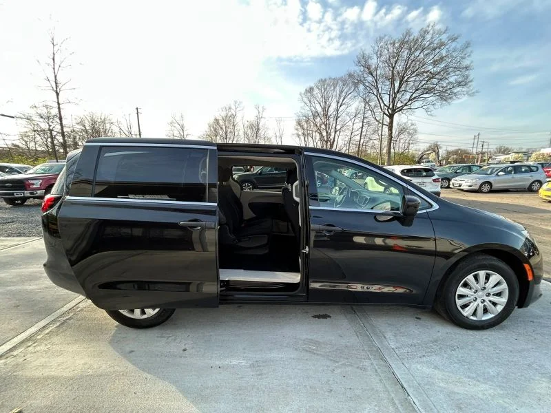 Used 2021 Black Chrysler L Minivan 4D image 25