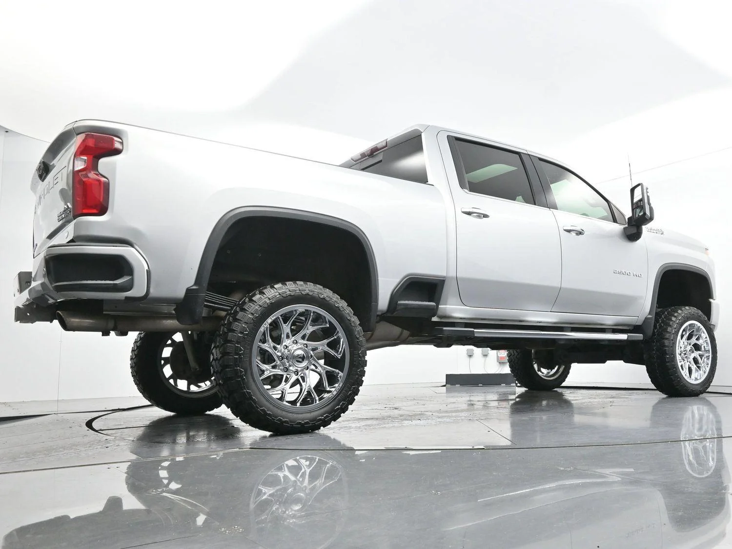 Used 2020 Silver Ice Metallic Chevrolet High Country image 52