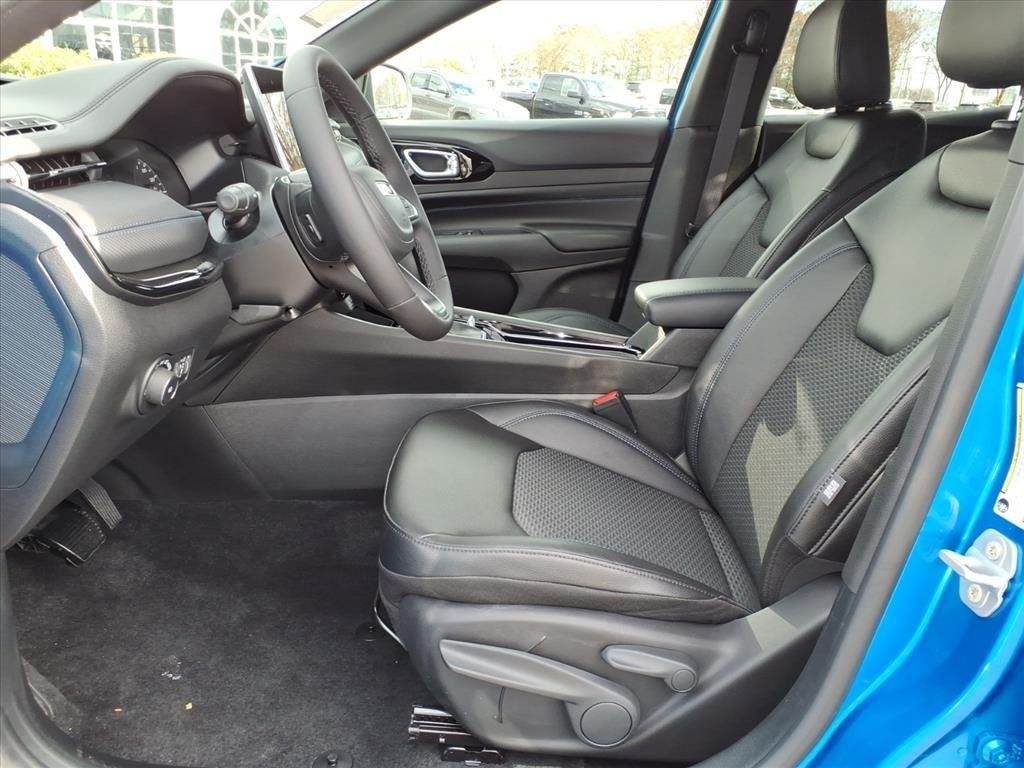 New 2026 Hydro Blue Pearlcoat Jeep Latitude Altitude image 3