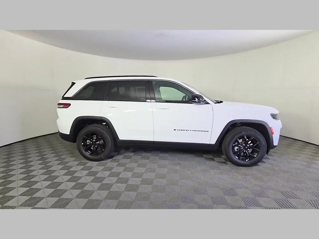 New 2026 Bright White Clear-Coat Exterior Paint Jeep Laredo Altitude image 22