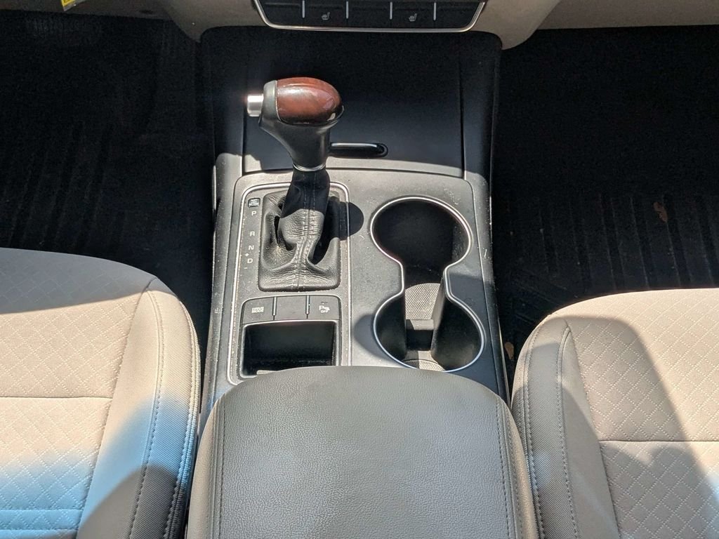Used 2017 White Kia LX image 19
