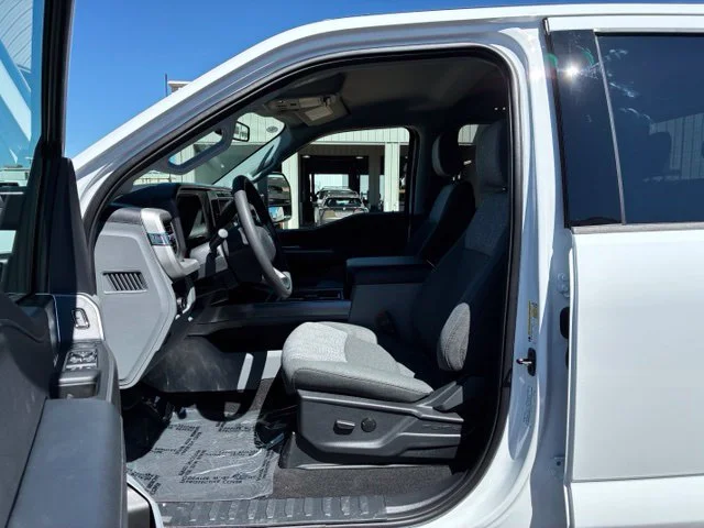 New 2027 Oxford White Ford XLT image 7
