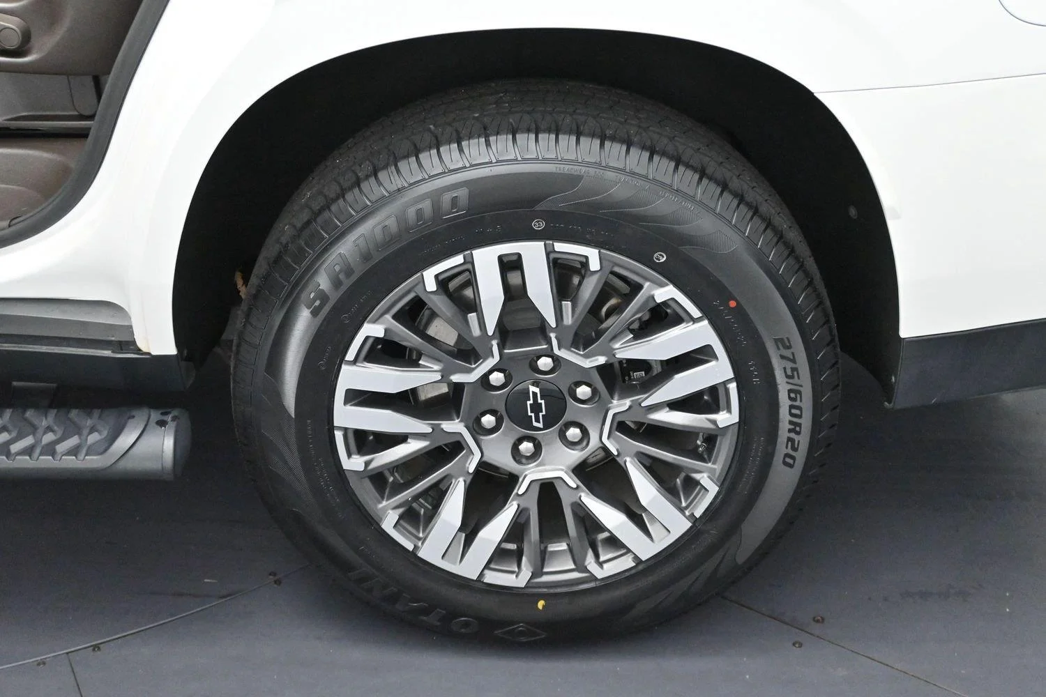Used 2025 Iridescent Pearl Tricoat Chevrolet Z71 image 33